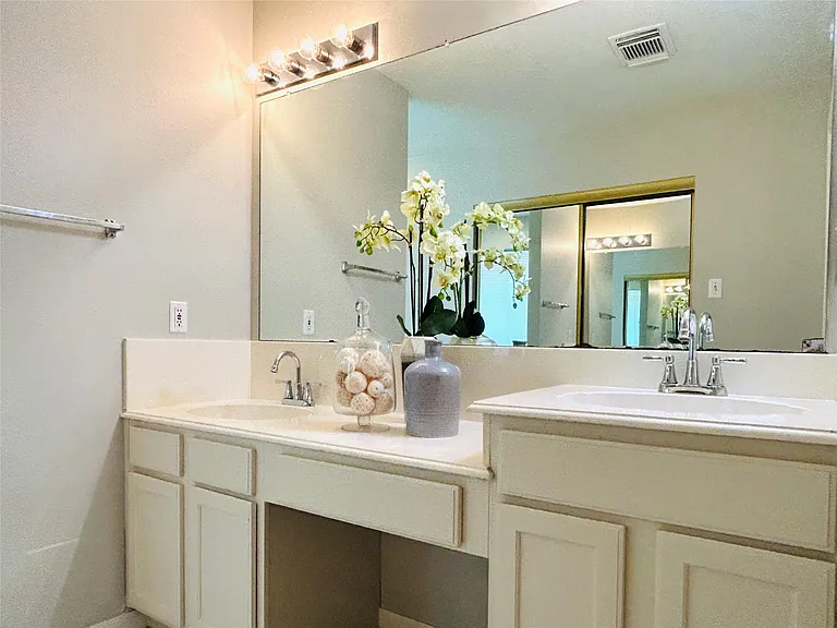 1404 Helmsley Dr — Photo 22