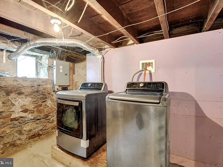 211 Gale Ln — Photo 13