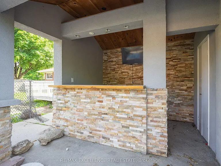 166 McLaughlin Rd S — Photo 39