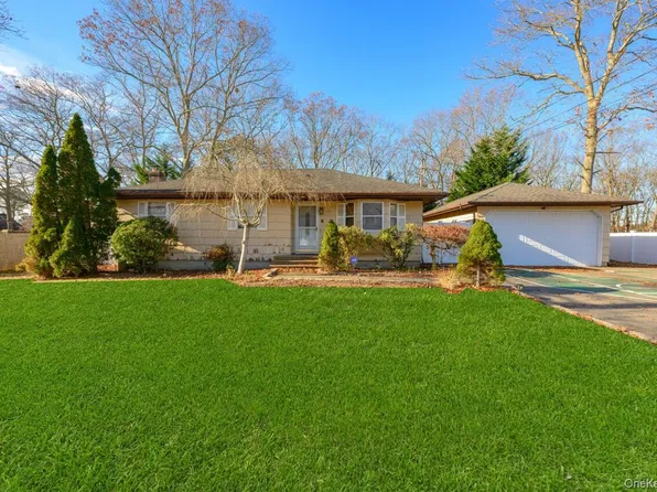 22 Garden Place, Shirley, NY 11967