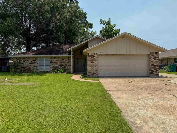 1925 Silver Oaks Dr, Orange, TX 77632