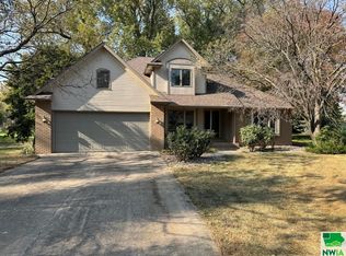 409 N Royal Troon Dr, Dakota Dunes, SD 57049