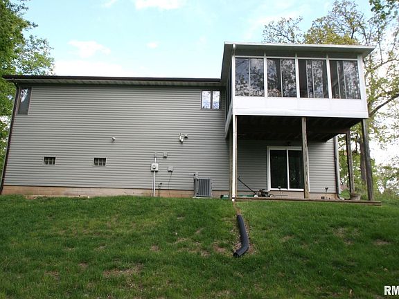 3rd image of 32 Roxbury Rd