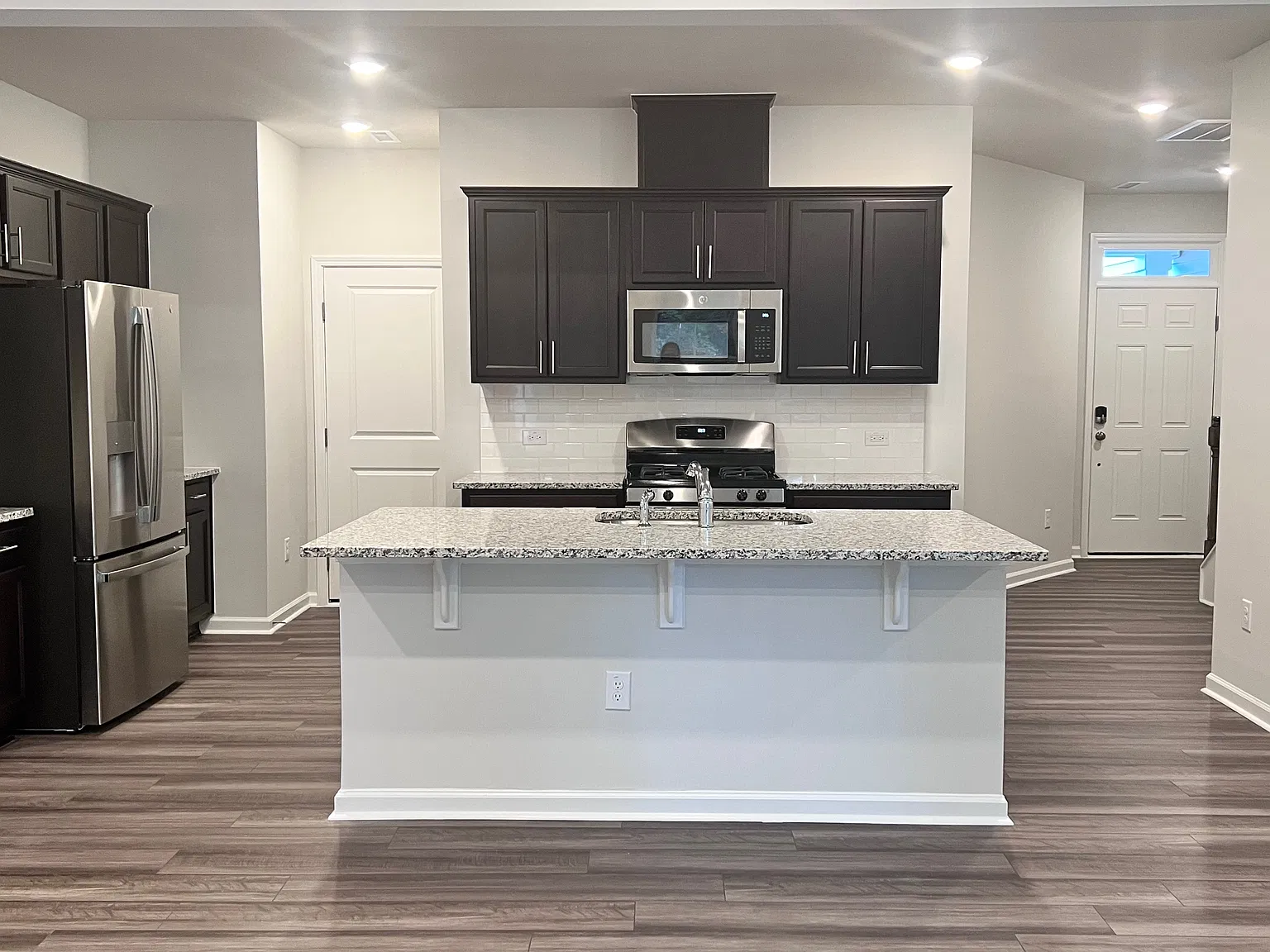 3 bed, 2.5 bath, 1924 sqft, $2,095 — Photo 2