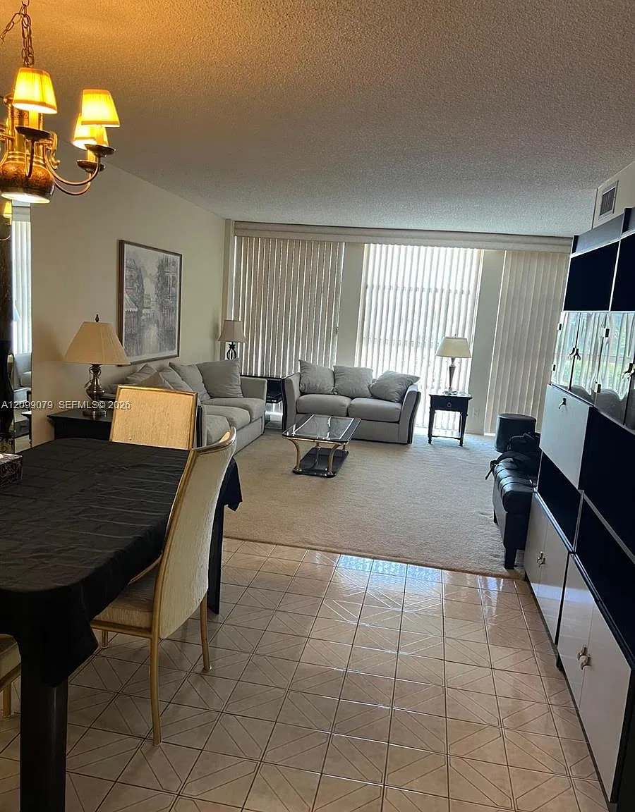 Desoto Park Condo — Photo 3