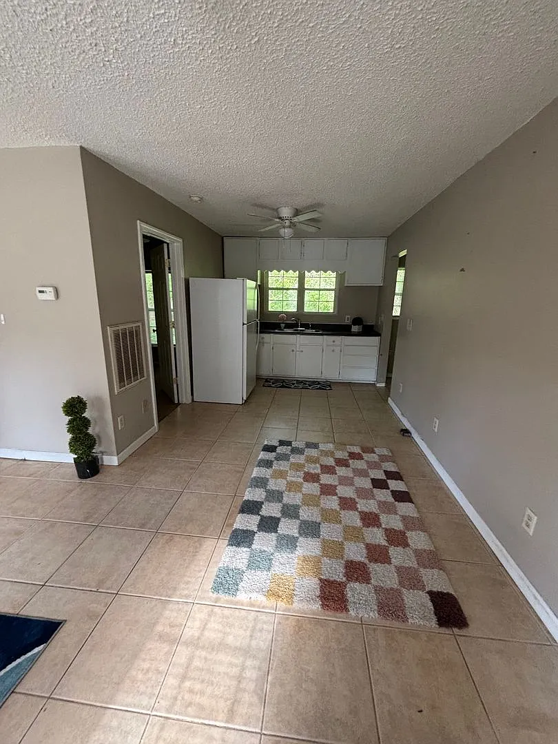 Coming Soon! 3 Bedroom House And 1 Bath — Photo 2