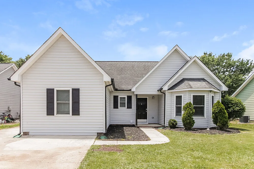 3 bed, 2.0 bath, 1266 sqft, $1,870 — Photo 1