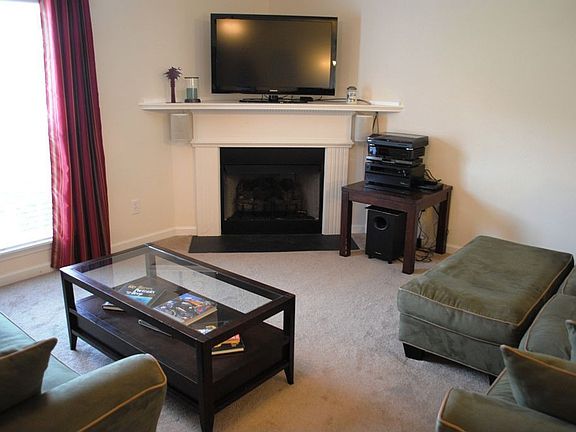 Gas Fireplace w Mantle