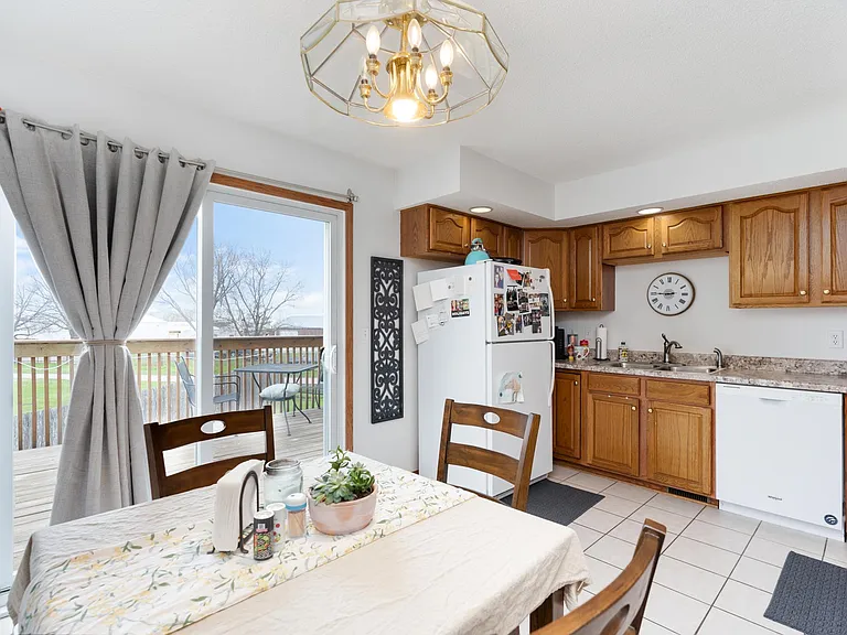 607 SE Tower Ct — Photo 6