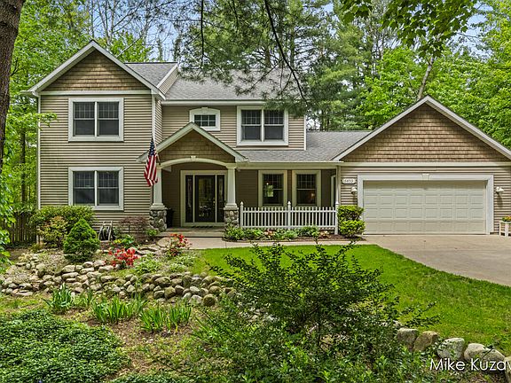 2nd image of 5853 Woodbriar Dr NE