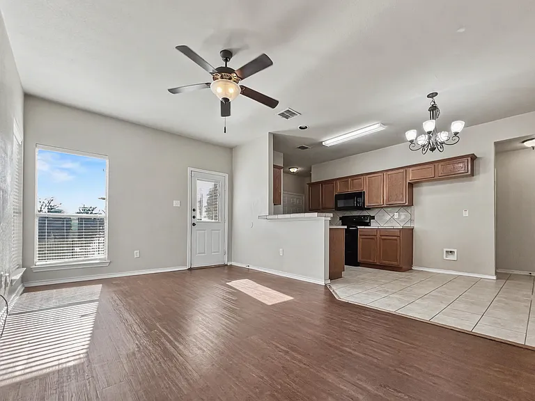 1301 Piedmont Dr — Photo 2
