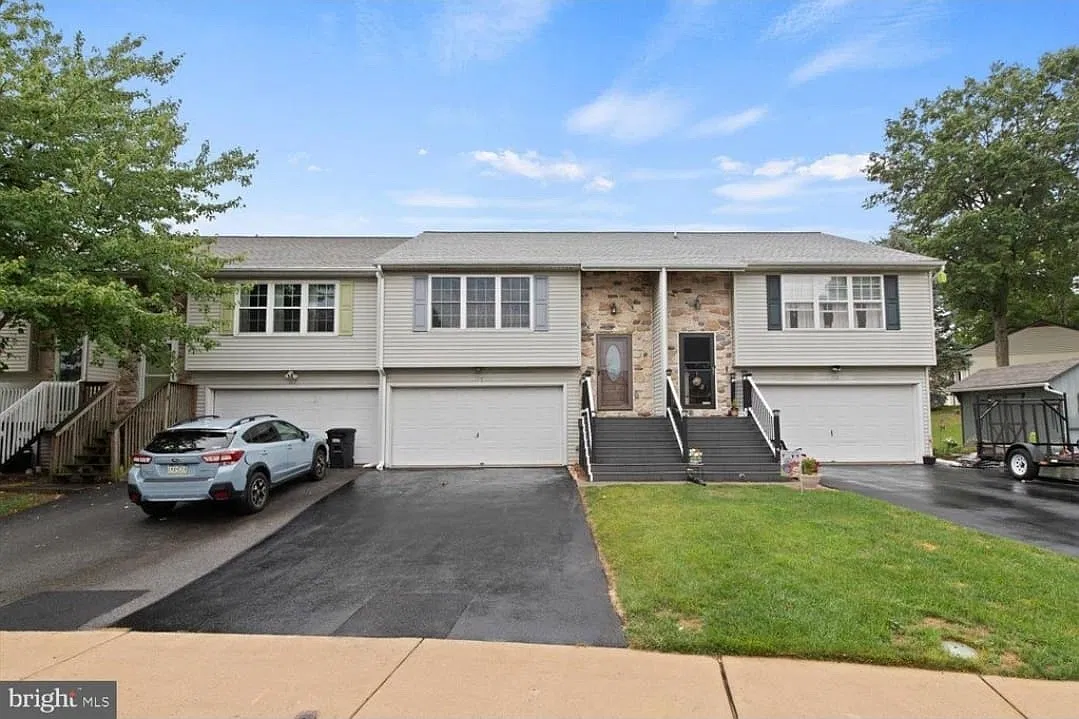 3 bed, 858 sqft, $2,200 — Photo 1