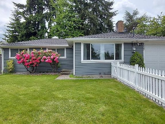 Fully fenced front yard.