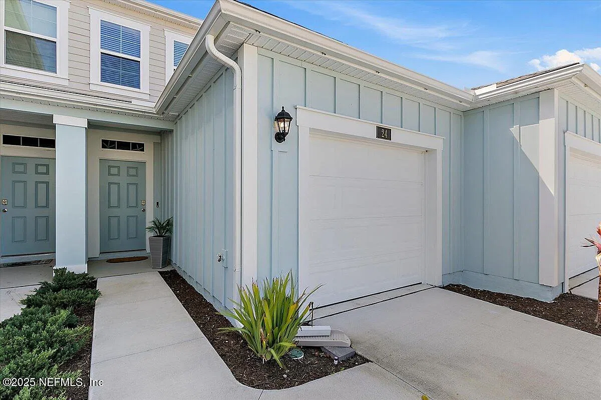 2 bed, 2.5 bath, 1442 sqft, $1,870 — Photo 2