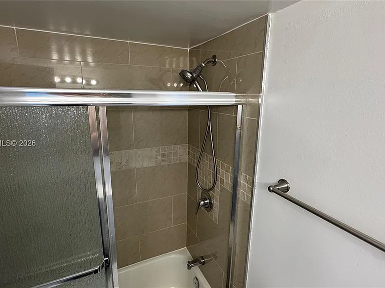 2020 NE 135th St #810 — Photo 24