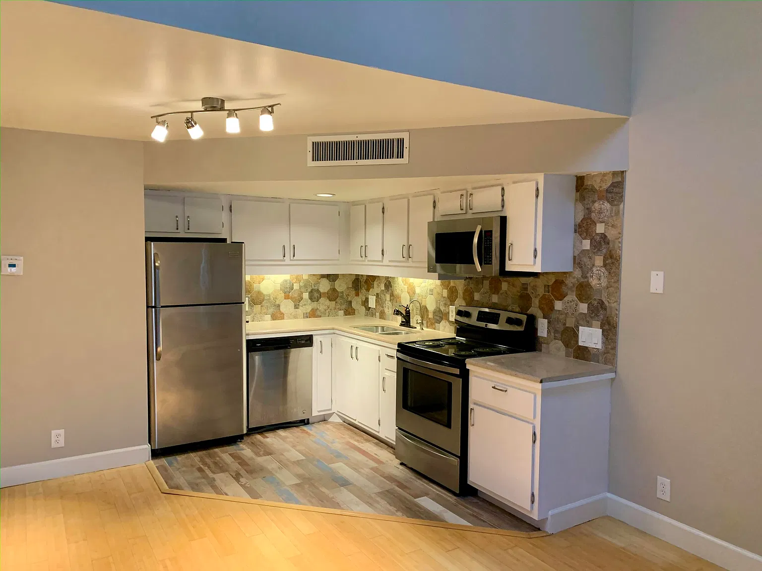 2 bed, 2.0 bath, 950 sqft, $1,900 — Photo 2