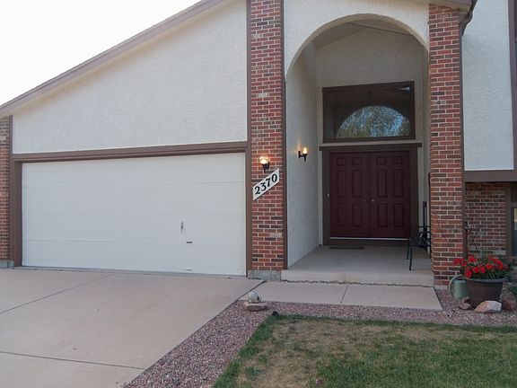 Front entry, oversize garage