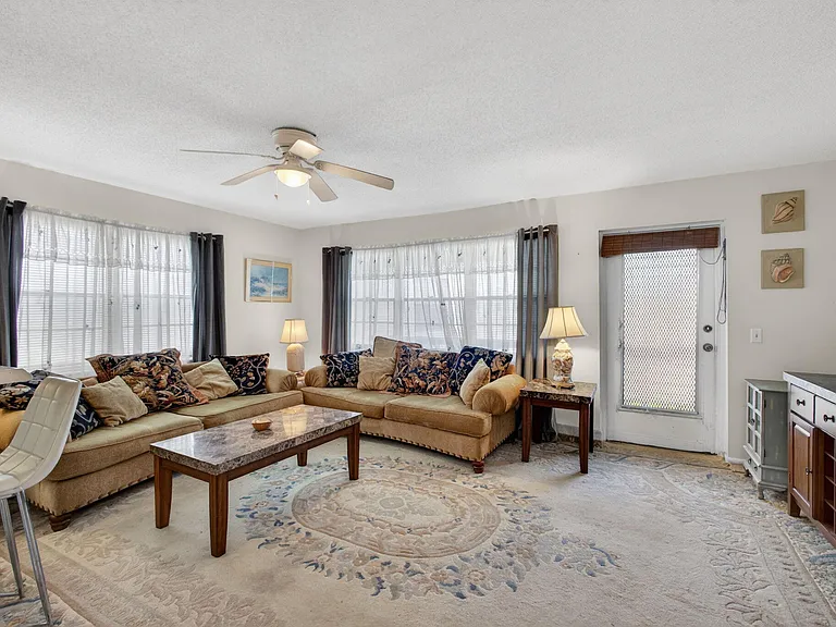 157 Camden Dr E #G — Photo 6