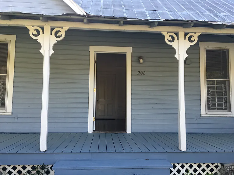 202 SE 10th St — Photo 10