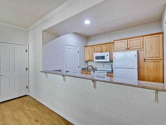 4th image of 604 S Fair Oaks Ave APT 105