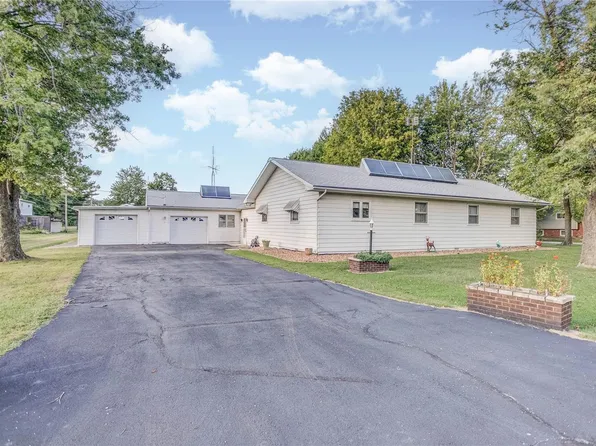 701 Maple St, Hillsboro, IL 62049