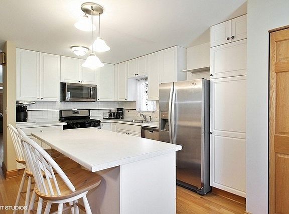 4th image of 6677 W Montrose Ave