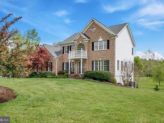 4th image of 15 Churchill Ln