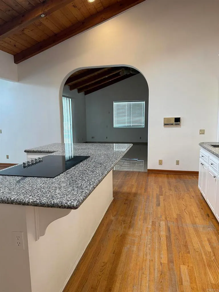 5 bed, 4.5 bath, 5461 sqft, $7,000 — Photo 4