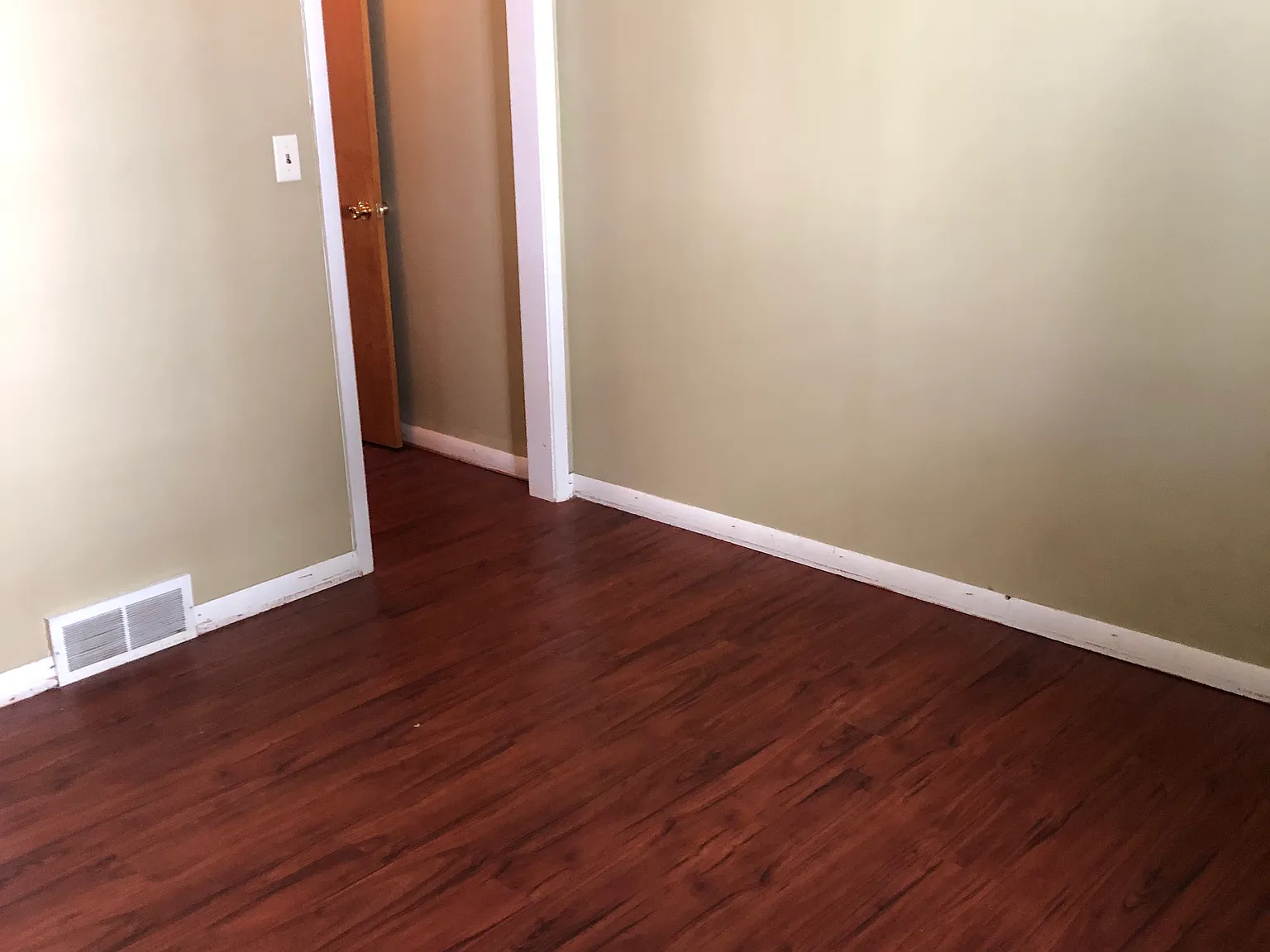 3 bed, 1000 sqft, $1,600 — Photo 2