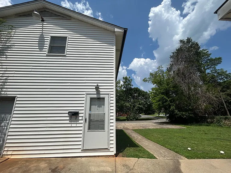 213 E Buford St — Photo 29