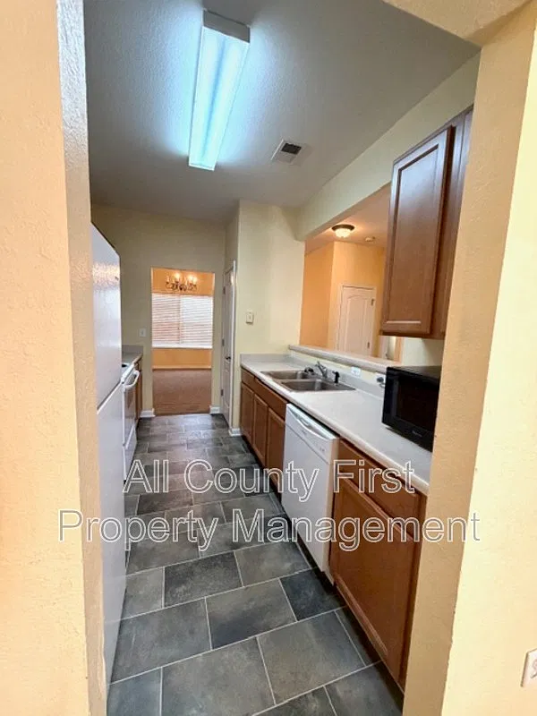 3 bed, 2.5 bath, 1359 sqft, $1,800 — Photo 3