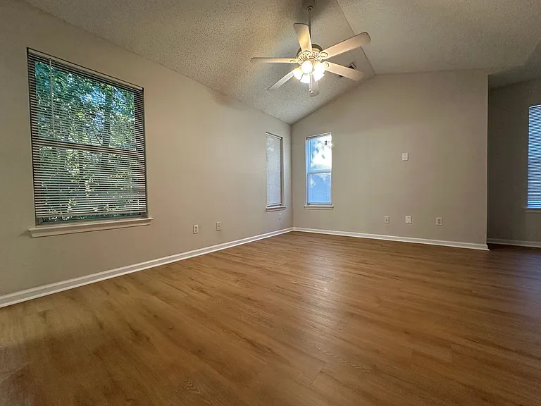 706 Gemstone Ln — Photo 3