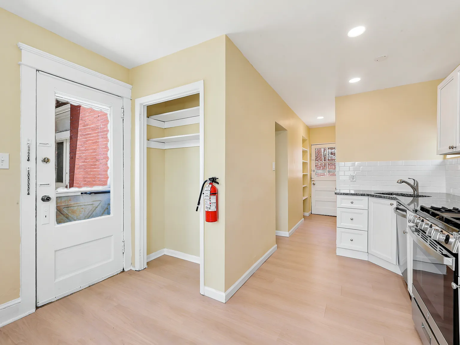 1 bed, 400 sqft, $1,200 — Photo 3