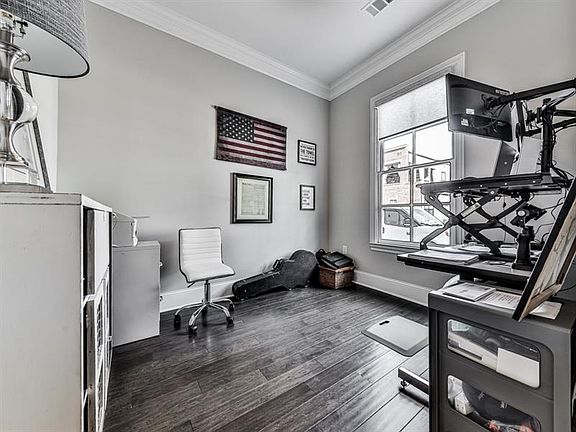 4th image of 100 Linton St