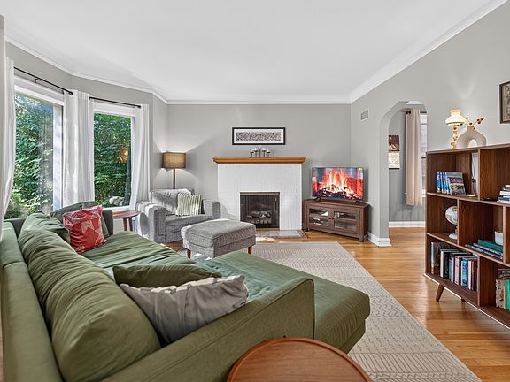 4th image of 4842 W Balmoral Ave