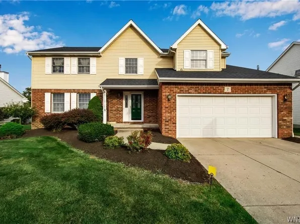 7 Arrow Trl, Lancaster, NY 14086