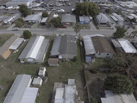 2nd image of 1825 Holiday Dr