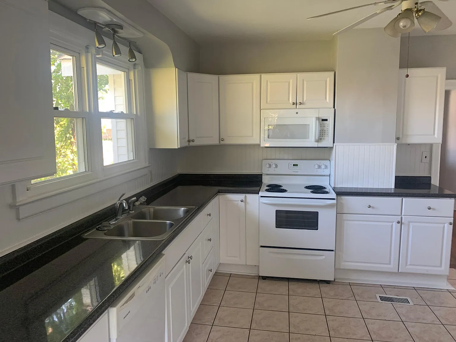 3 bed, 1433 sqft, $1,850 — Photo 2