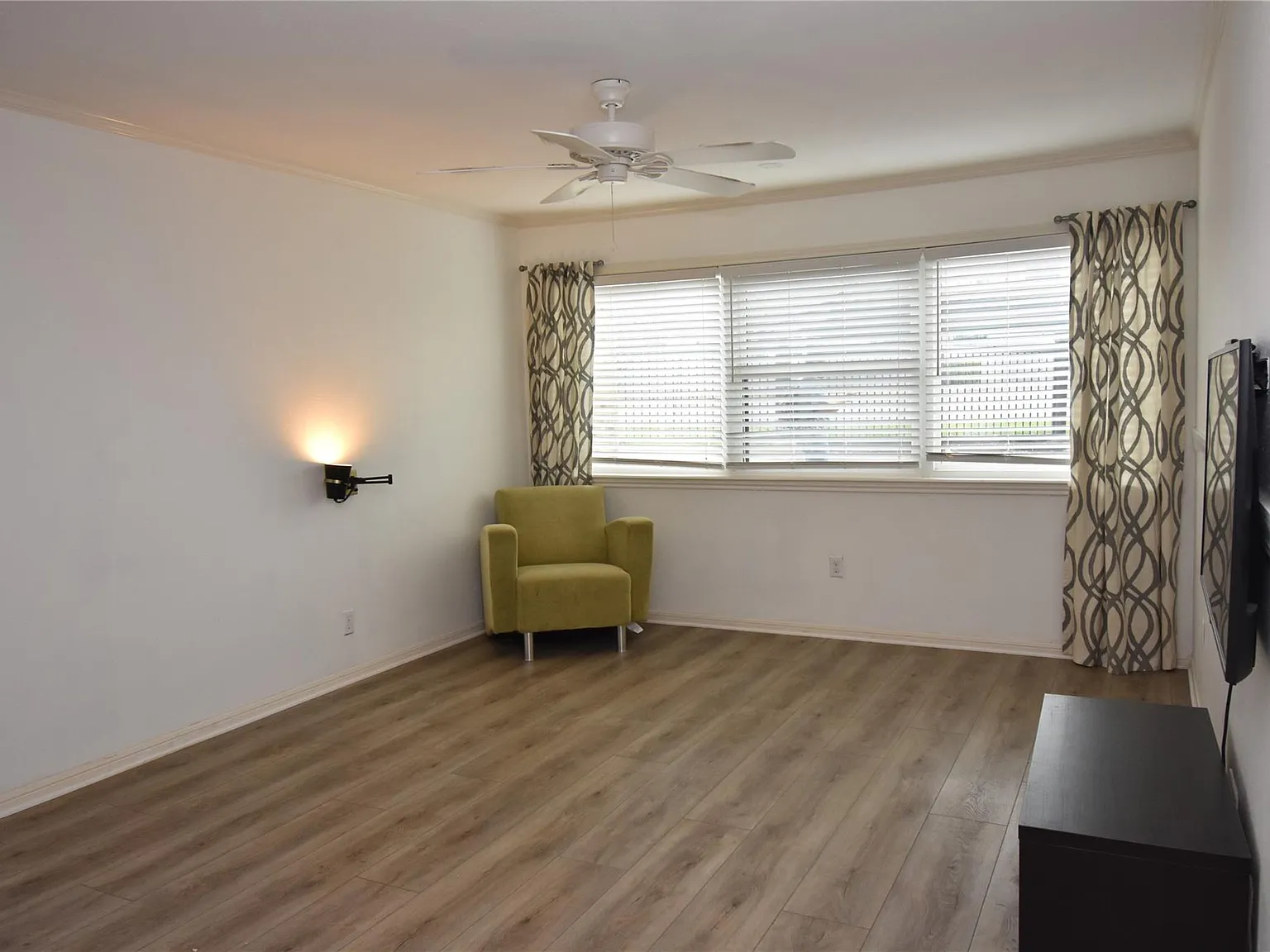 2 bed, 2.0 bath, 916 sqft, $1,195 — Photo 2