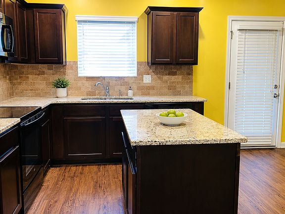 3rd image of 2522 Garnet Ave