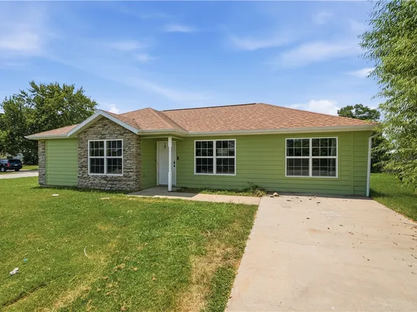 304 Estates Dr, Green Forest, AR 72638