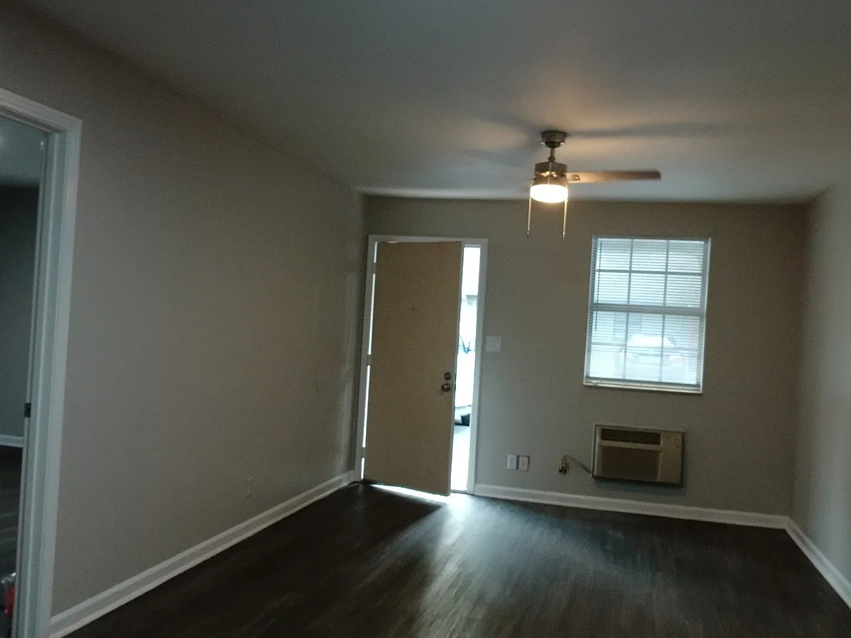 Building Photo - 120 Walnut St #20