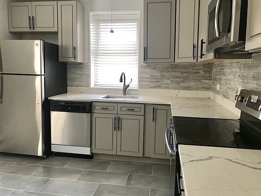 5th image of 6120 N Kenmore Ave #2W