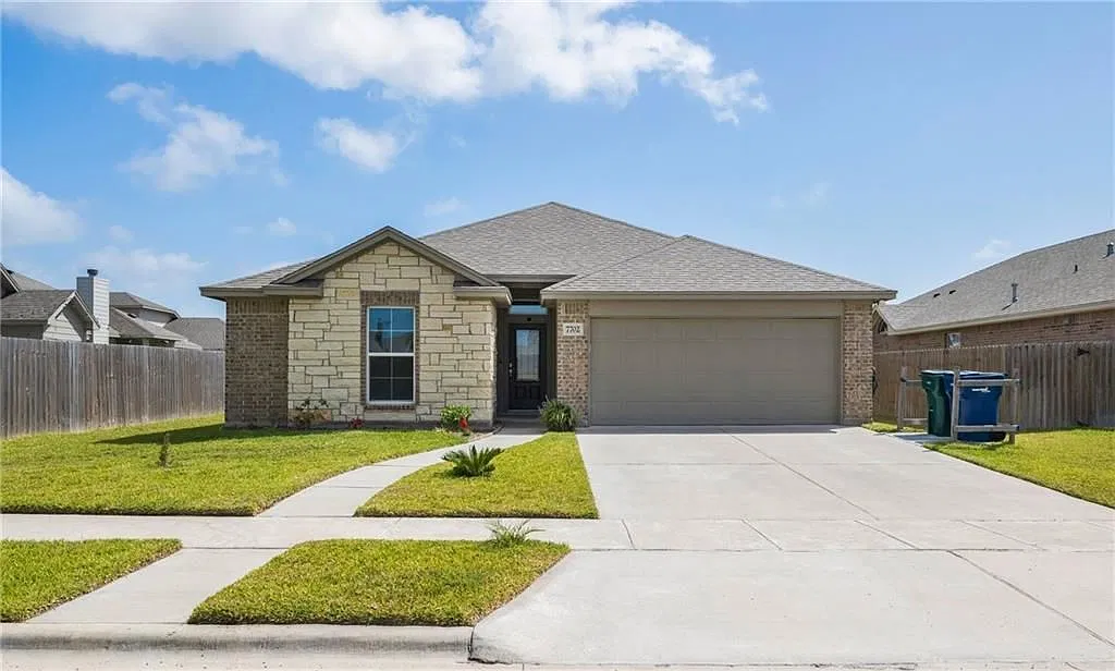 3 bed, 2.0 bath, 1788 sqft, $2,300 — Photo 1