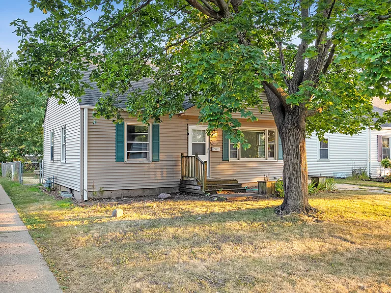 2412 Midway Dr — Photo 2