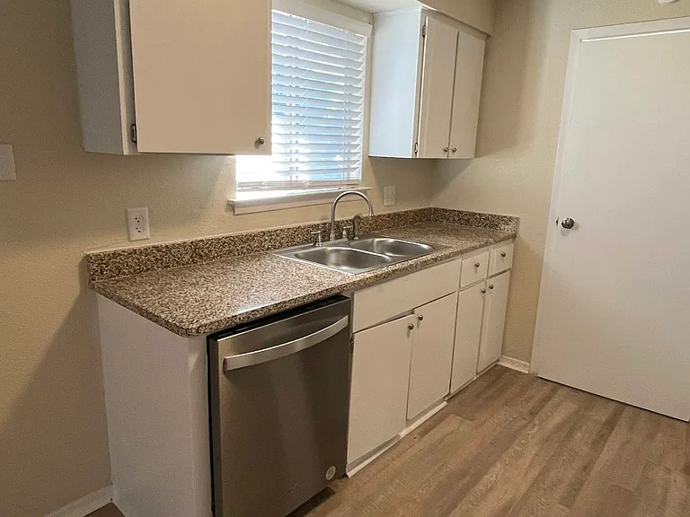 909 Betsy Ross Dr #B — Photo 14