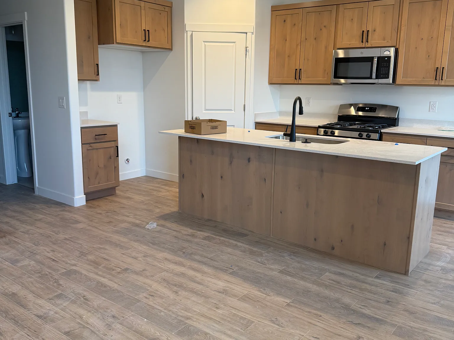 3 bed, 2.5 bath, 2200 sqft, $2,400 — Photo 3