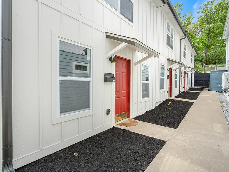 829 N Oakland Ave #1 — Photo 2