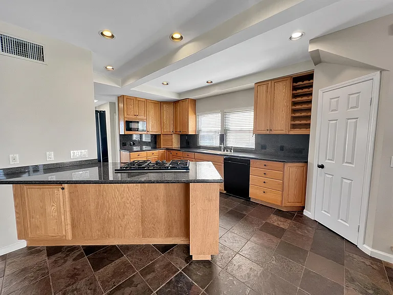 3840 Talbot St — Photo 5