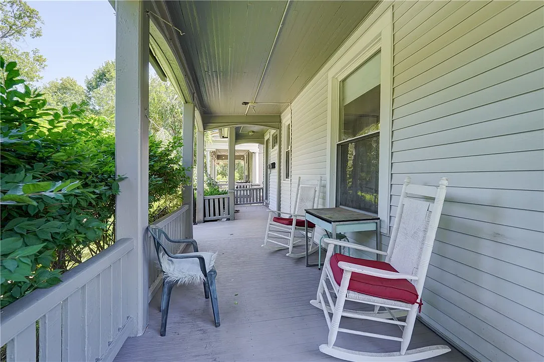 3 bed, 2.0 bath, 1100 sqft, $1,995 — Photo 2